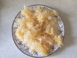 5、营养雪梨汤,泡发好的银耳洗净手撕小朵