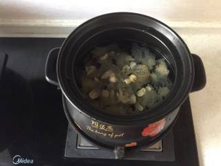 7、营养雪梨汤,砂煲中放入撕好的银耳、莲子、百合，一次加够水