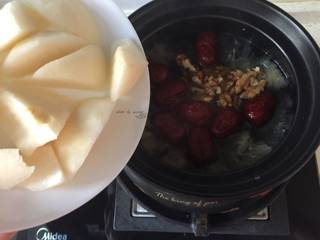 9、营养雪梨汤,加入雪梨块