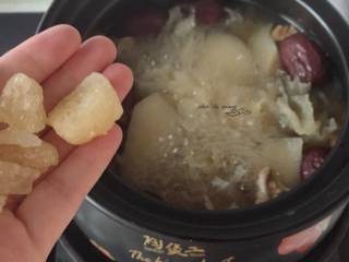 11、营养雪梨汤,中途加入黄冰糖调味，也可以后期加