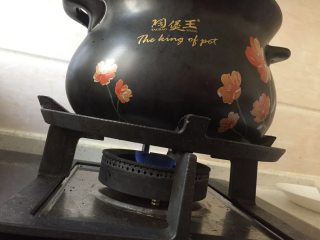 10、营养雪梨汤,用小火开炖