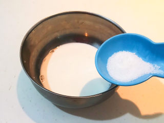 3、鸡蛋牛奶布丁,加入白砂糖