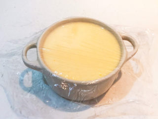 10、鸡蛋牛奶布丁,在蒸碗上面盖好耐高温保鲜膜