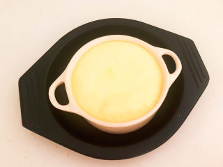 15、鸡蛋牛奶布丁,把蒸熟的牛奶布丁取出来，非常细嫩