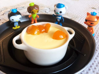 16、鸡蛋牛奶布丁,用冰糖金桔点缀一下就可以吃了~