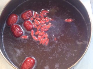 4、红豆汤,要好之前放红枣和枸杞。