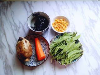 1、#时令蔬菜#荷塘月色小炒,准备食材，干木耳放入碗里，冷水冲洗两遍，再次加入冷水将木耳自然泡发。