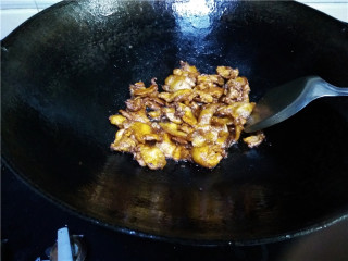 5、猪肉白菜炖粉条,猪肉逼出油分后，调入红烧酱油，蚝油，继续翻炒；