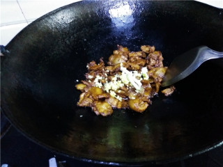 6、猪肉白菜炖粉条,放入葱白、姜末，炒出香味；