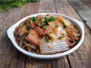 13、猪肉白菜炖粉条,【猪肉白菜炖粉条】做好啦。