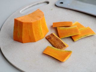 2、南瓜红枣小米粥（养生）,南瓜去皮