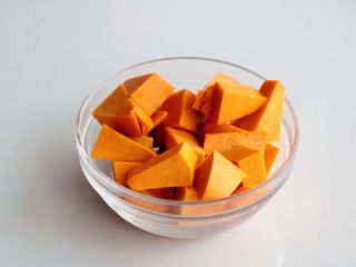 4、南瓜红枣小米粥（养生）,放碗里备用