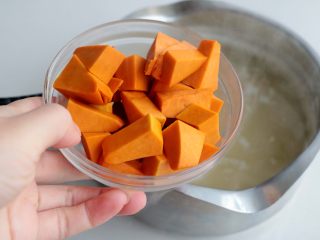 8、南瓜红枣小米粥（养生）,倒入南瓜；