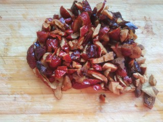 2、红枣面包,把红枣切碎