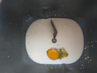 4、红枣面包,打入一个鸡蛋