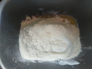 8、红枣面包,然后加入面粉