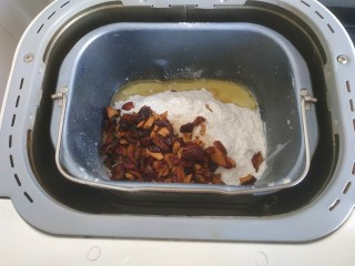 11、红枣面包,把面包桶放入面包机里