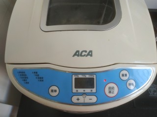 12、红枣面包,设置程序，甜面包，1000g，中色。按下启动键