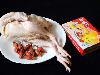 1、盐焗鸡,三黄鸡买回家后去除鸡的五脏后用清水冲洗干净、然后再用清水浸泡一个小时左右、这样做出来的盐焗鸡口感清爽而不腻