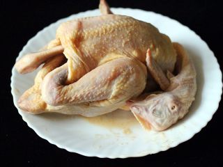 4、盐焗鸡,包括鸡的肚子里边都要涂抹一遍、把鸡爪顺手放入鸡肚子里