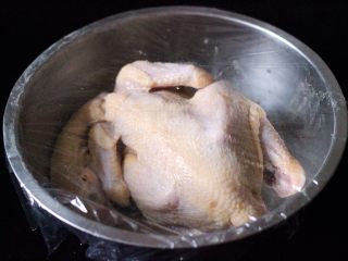 5、盐焗鸡,涂抹好的鸡放入盆中、打上保鲜膜后、放入冰箱冷藏腌制过夜