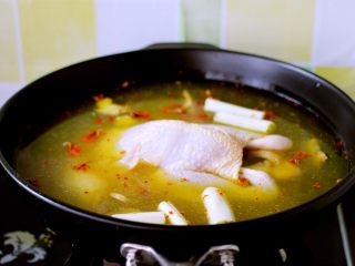 11、盐焗鸡,把腌制过夜的三黄鸡放入锅中