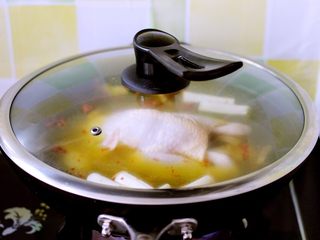 15、盐焗鸡,再盖上锅盖继续大火炖煮10分钟即可关火焖20分钟左右