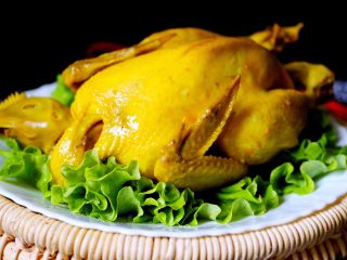 17、盐焗鸡,器皿里放入盘子、铺上洗净的生菜、把做好的盐焗鸡放在生菜上面即可、颜值爆棚有木有