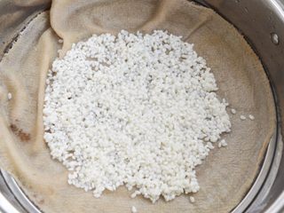 3、珍馐紫薯烧麦,泡好的糯上锅蒸，时间为开锅20分钟