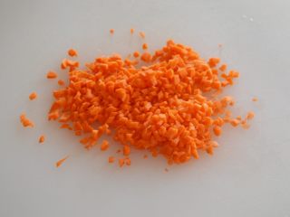 5、珍馐紫薯烧麦,胡萝卜切碎粒