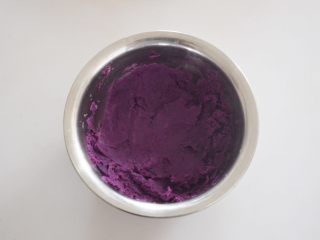7、珍馐紫薯烧麦,紫薯蒸熟，趁热碾成泥