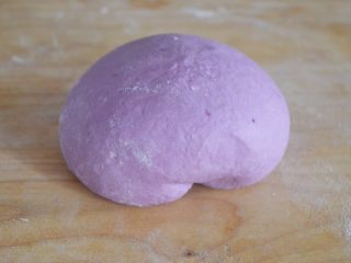 8、珍馐紫薯烧麦,紫薯和面粉，加水和成紫色的面团，盖好松弛一下