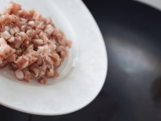 9、珍馐紫薯烧麦,锅内放油，把香肠碎放入翻炒