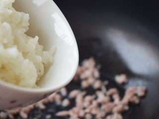 10、珍馐紫薯烧麦,断生后放入蒸熟的糯米，加适量生抽、海鲜酱油调味