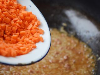 11、珍馐紫薯烧麦,放入胡萝卜碎，略加翻炒