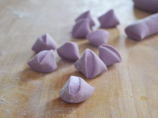 12、珍馐紫薯烧麦,饧发好的面团分成若干大小相同的面剂