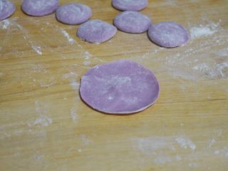 13、珍馐紫薯烧麦,擀成饺子皮