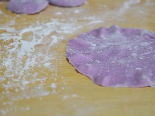 14、珍馐紫薯烧麦,边缘处再用力压一下，压出花边