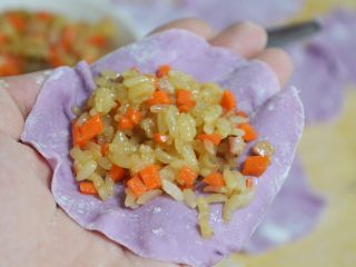 15、珍馐紫薯烧麦,取适量的糯米馅放在面皮上