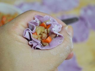 16、珍馐紫薯烧麦,在虎口处捏起来，稍微紧一些，不然蒸熟了散开不好看