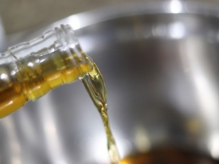 2、自制阿胶糕,用250克黄酒浸泡