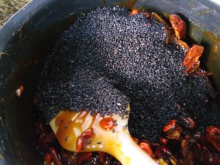 11、自制阿胶糕,最后加入黑芝麻，因为黑芝麻小颗粒的，加进去后拌起来有阻力，所以在其他食材都拌均匀后再加入。