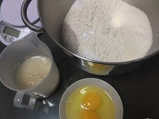 1、红枣全麦面包+小麦预拌粉版,材料过秤，清水加温至37度，放入发酵粉孵化。