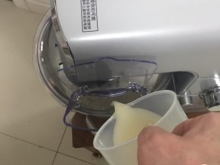 2、红枣全麦面包+小麦预拌粉版,启动厨师机，倒入发酵液。