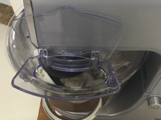 3、红枣全麦面包+小麦预拌粉版,厨师机低速搅拌。