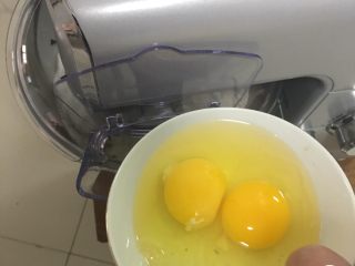 4、红枣全麦面包+小麦预拌粉版,加入鸡蛋，2档速度搅拌1分钟。