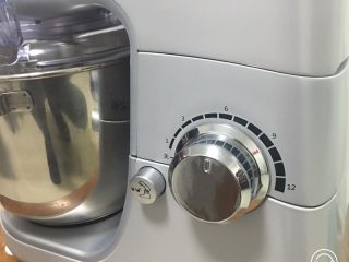 5、红枣全麦面包+小麦预拌粉版,转5档速度搅拌5分钟。