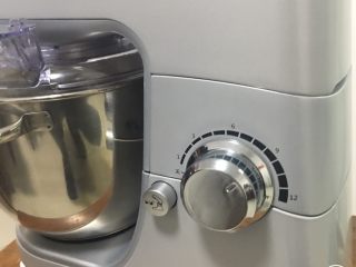 6、红枣全麦面包+小麦预拌粉版,再转9档揉面4分钟。