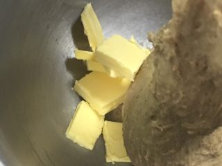 8、红枣全麦面包+小麦预拌粉版,加入黄油。