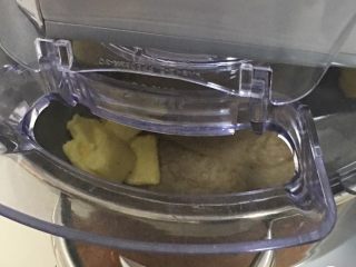 9、红枣全麦面包+小麦预拌粉版,同样低速1分钟。